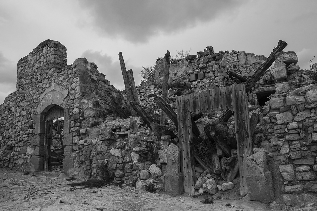 099-3bnw.jpg