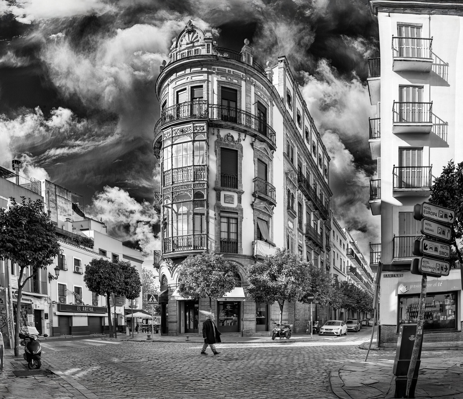 250109@135102_810COMERCIOS Y FACHADA EN EL ARENAL SEVILLA-Editar-BN.jpg