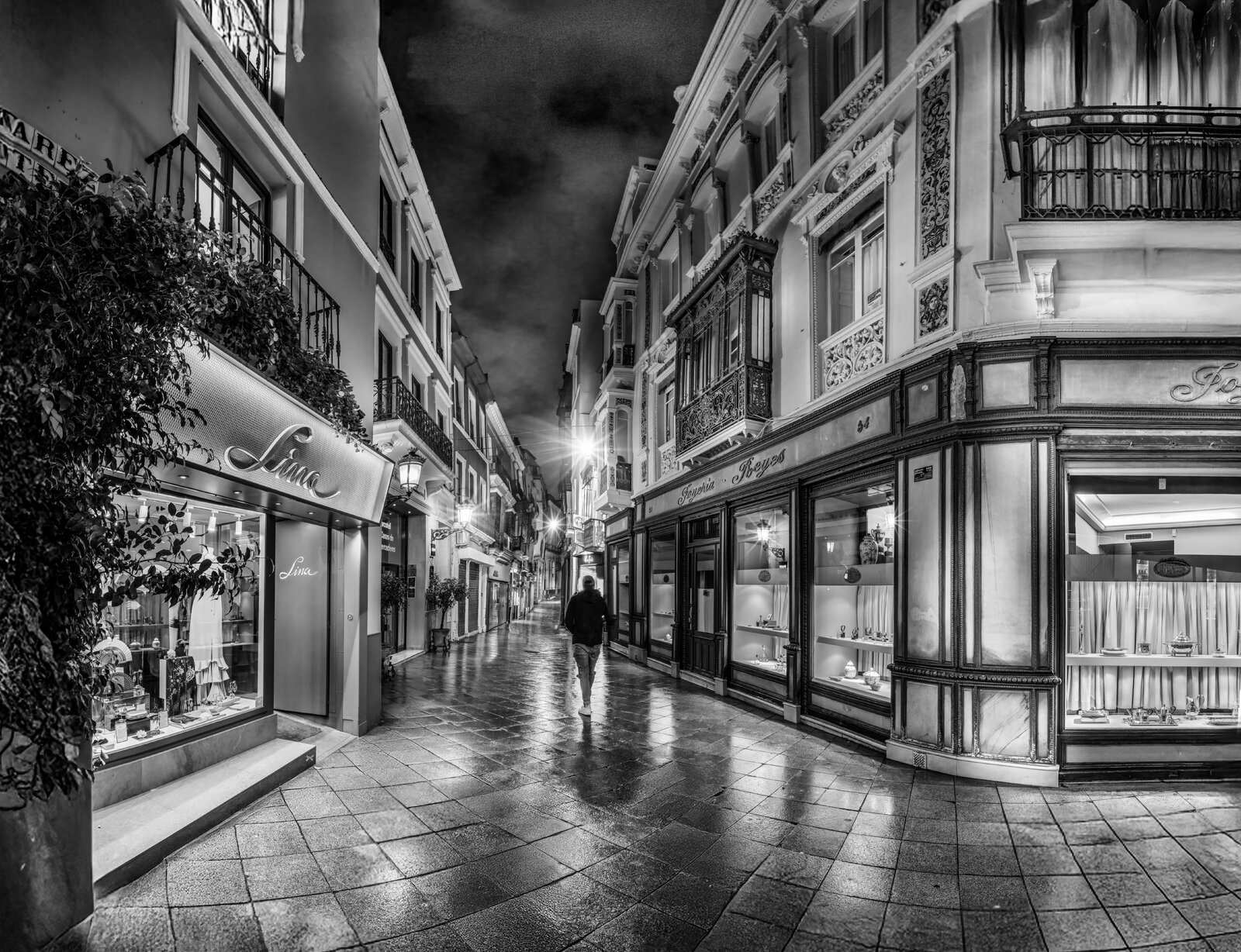 250122@192044_910CALLEJEO NOCTURNO ZONA PLAZA SALVADOR-bruto-denoise-sharp-quasi-FINAL-BN_-Res...jpg