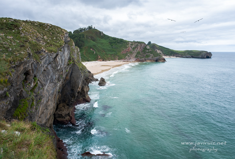 Acantilados playa de Andrín.jpg