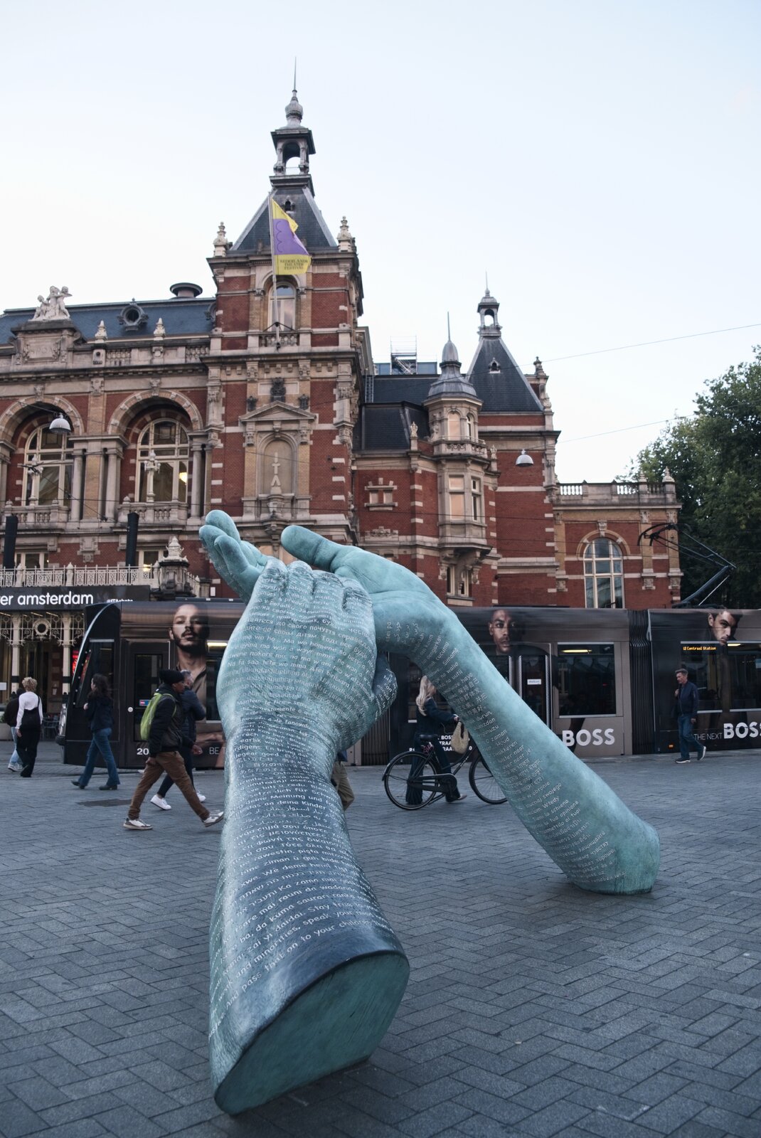 Día01_Monumento_Peter_R_de_Vries.jpg