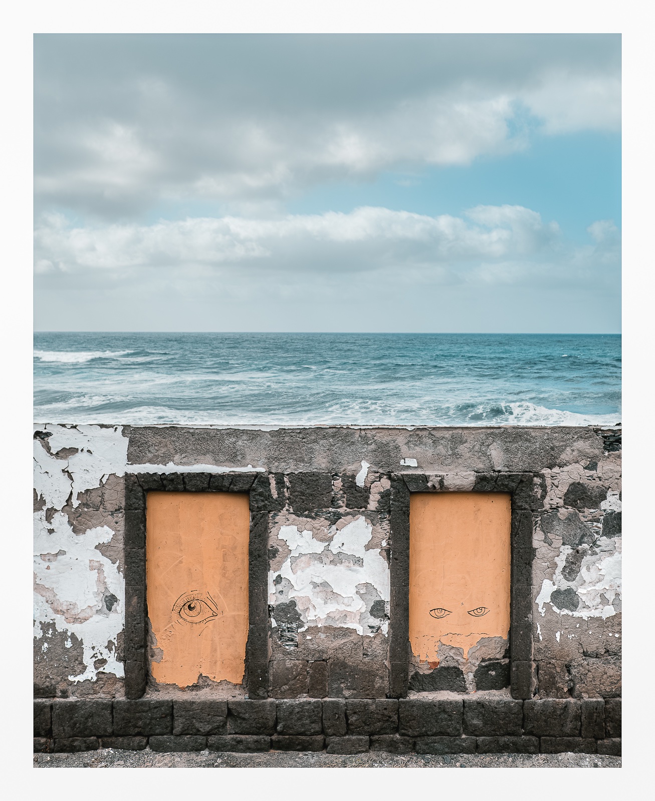 fotografo-cielo-azul-mar-muro-descascarado.jpg