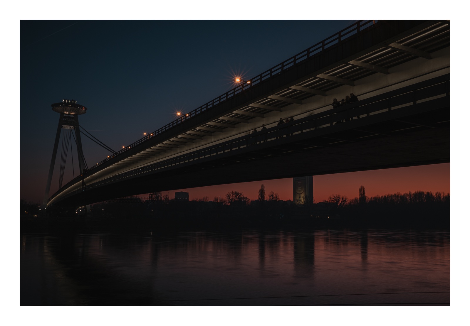fotografo-eslovaquia-bratislava-ufo-torre-arquitectura-nocturna.JPG