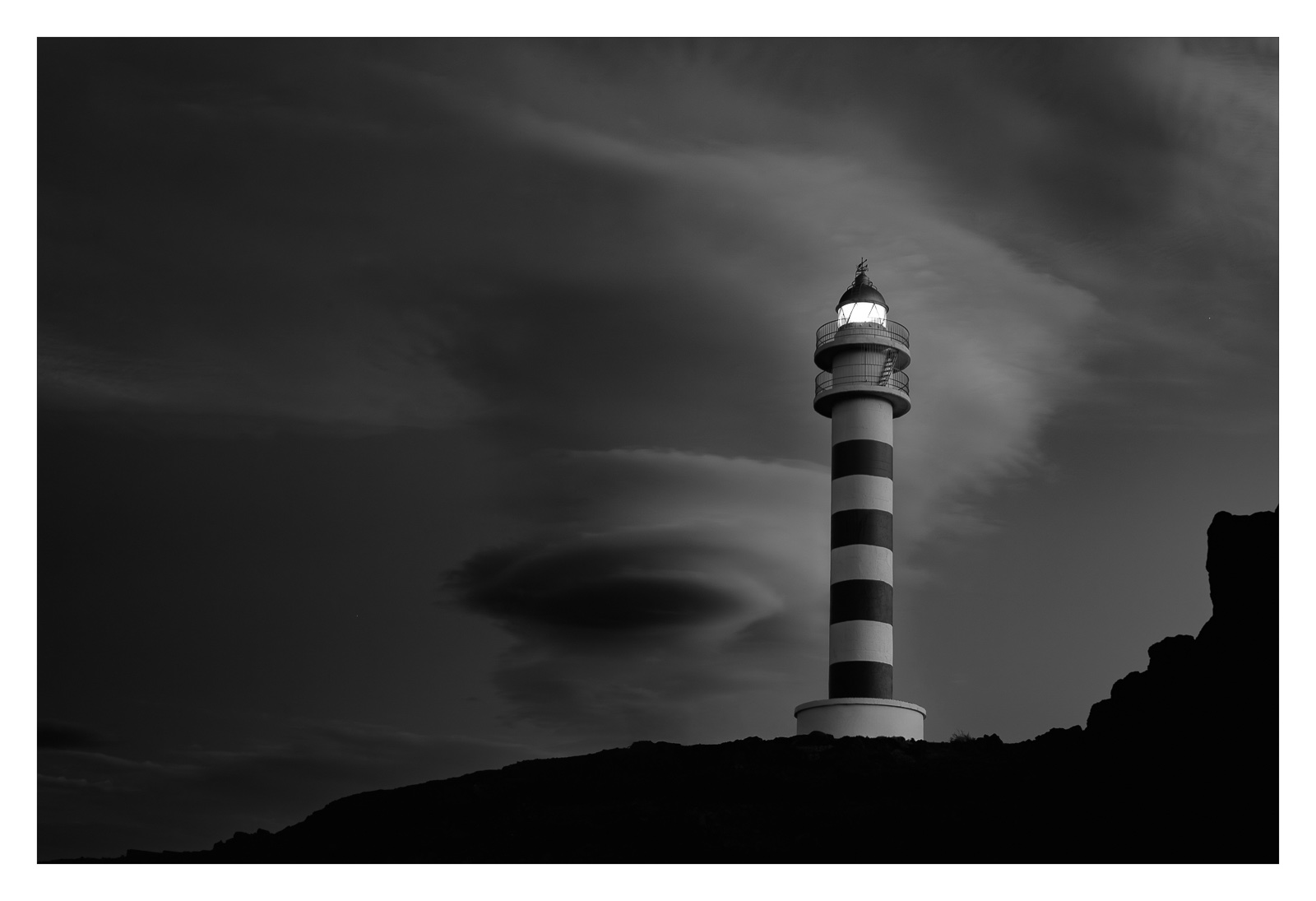 fotografo-faro-luz-cielo-blanco-negro-nube.jpg