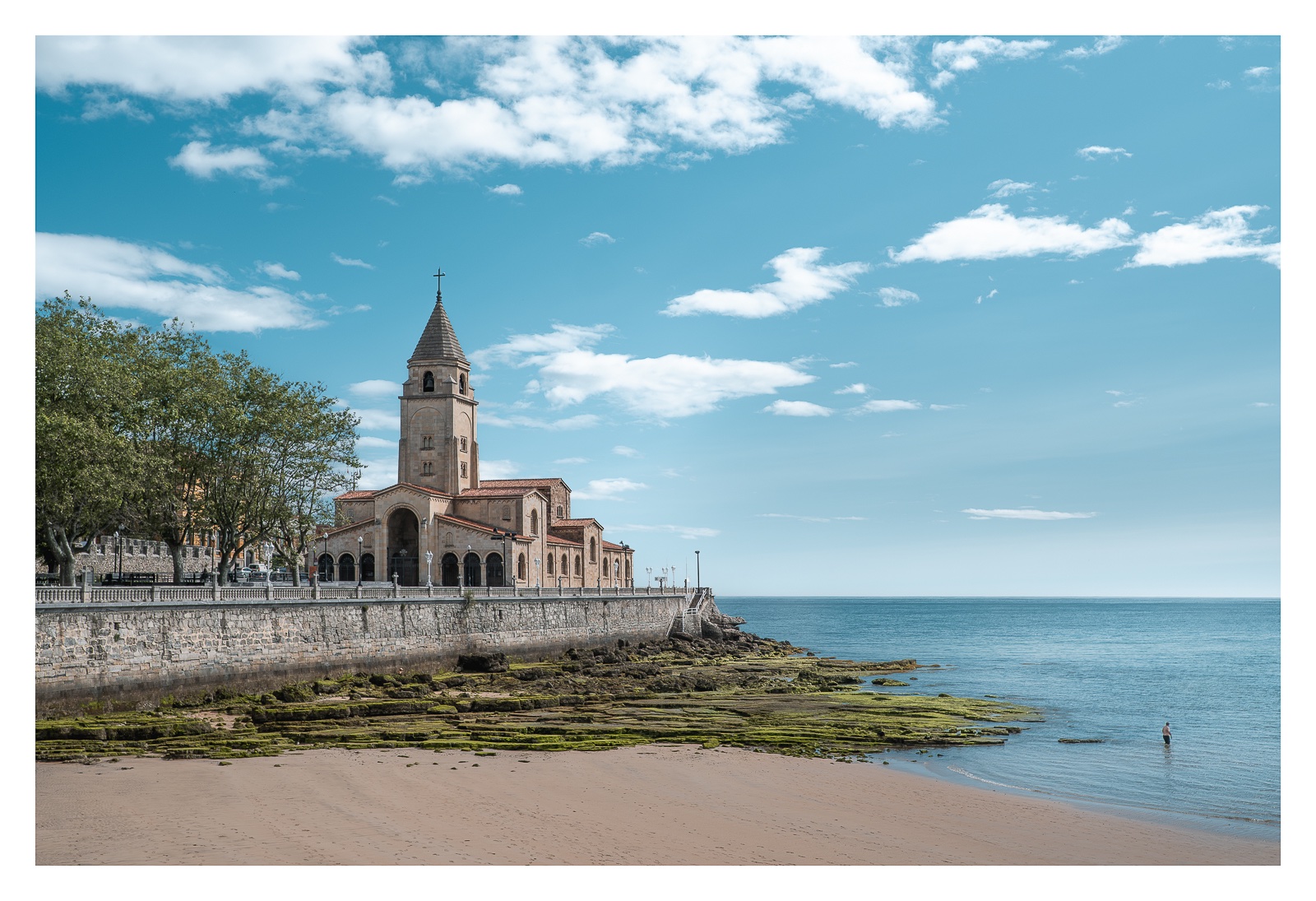 fotografo-gijon-iglesia-san-pedro-playa-san-lorenzo-mar-arena-cielo.jpg