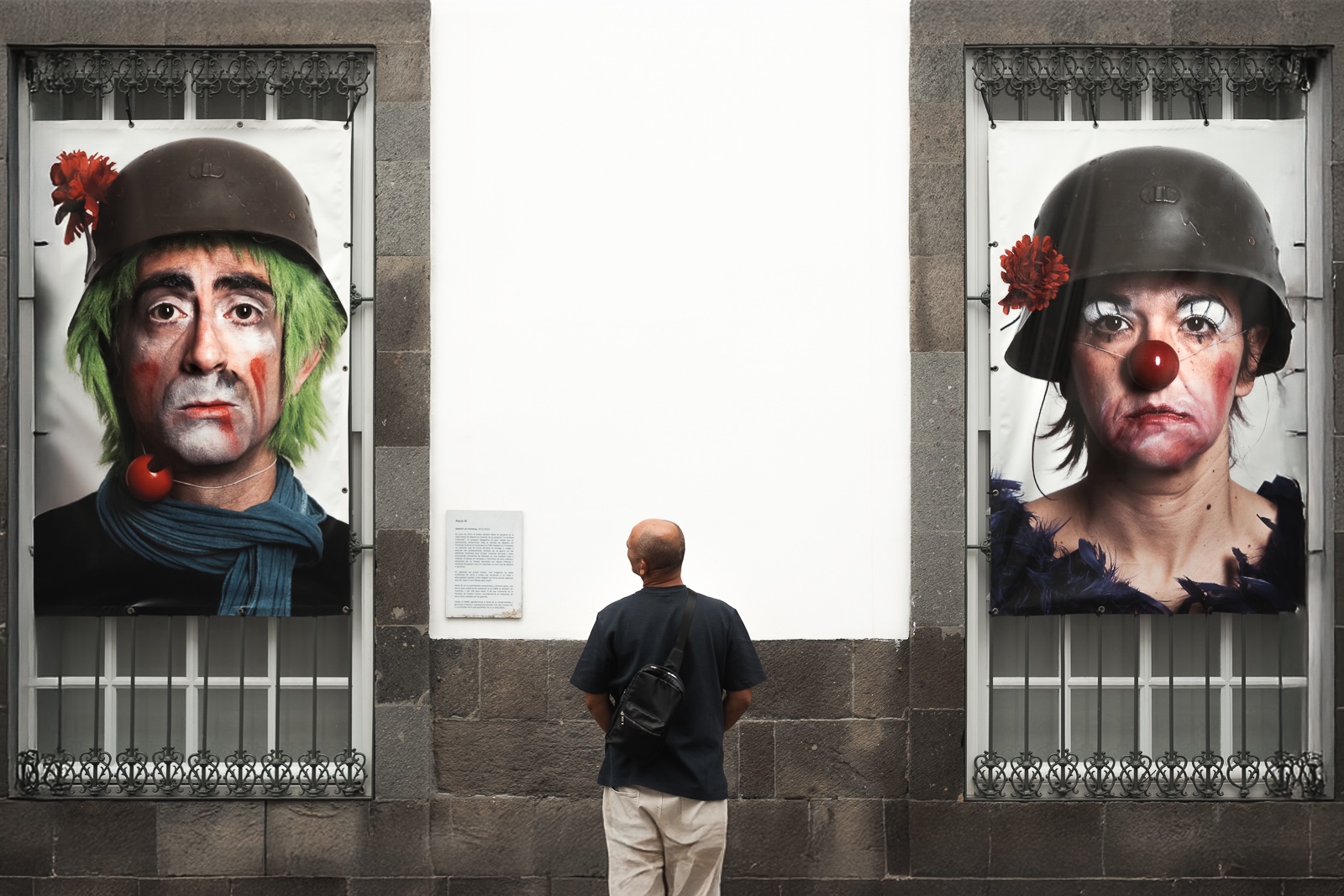 fotografo-pared-blanca-persona-obra-retratos-alexisw-batallon-sin-fronteras.jpg