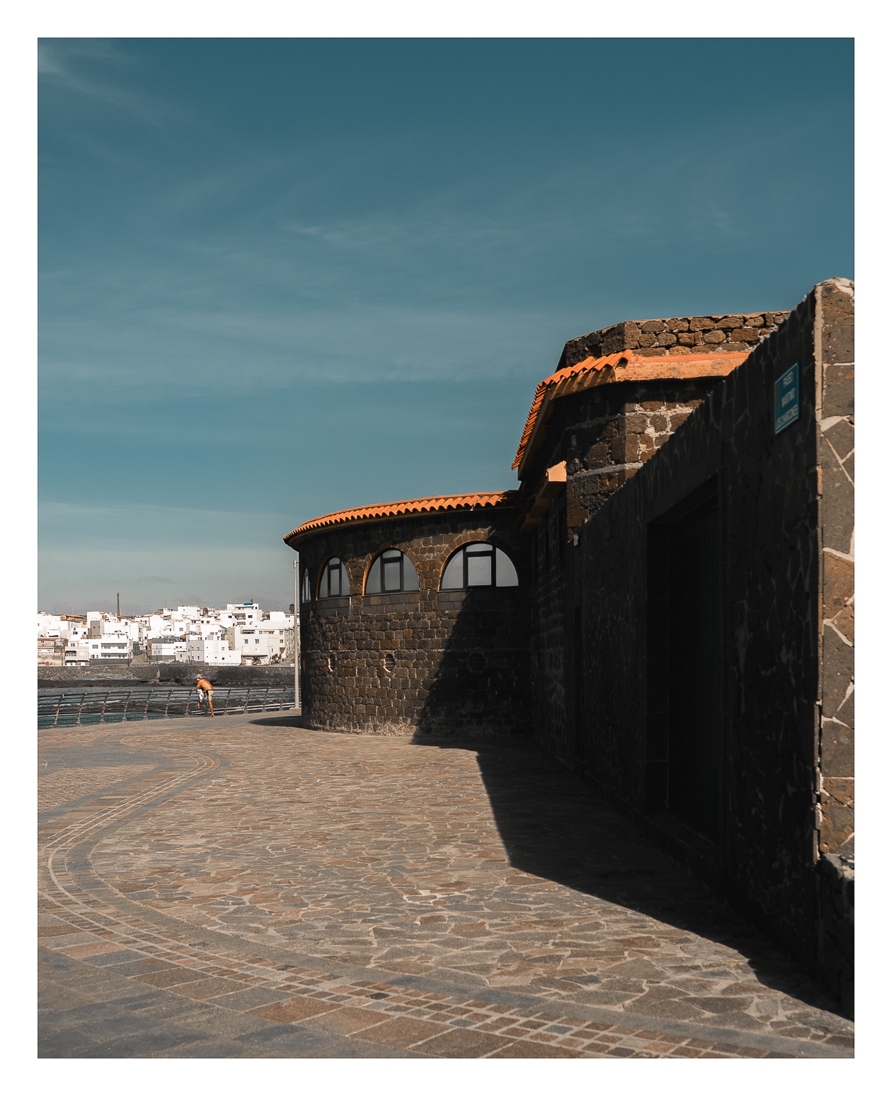 fotografo-playa-persona-sombrero-casas-blancas-tejas.jpg