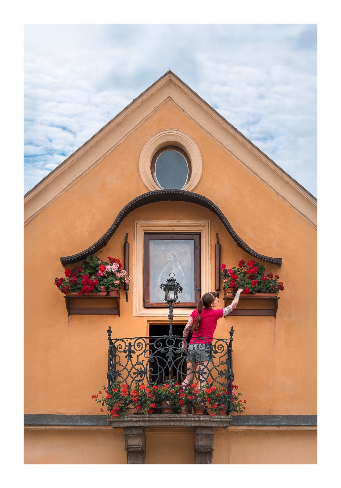 fotografo-praga-persona-fachada-flores-balcon-camiseta-rojo.jpg