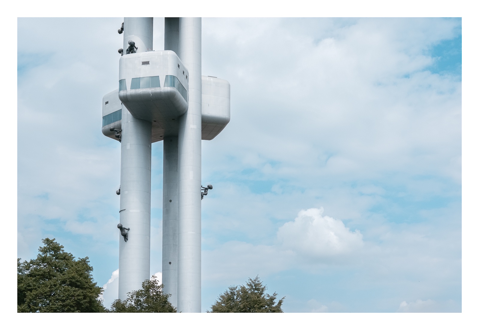 fotografo-praga-torre-television-de-zizkov-bebes-gigantes-arbol.JPG