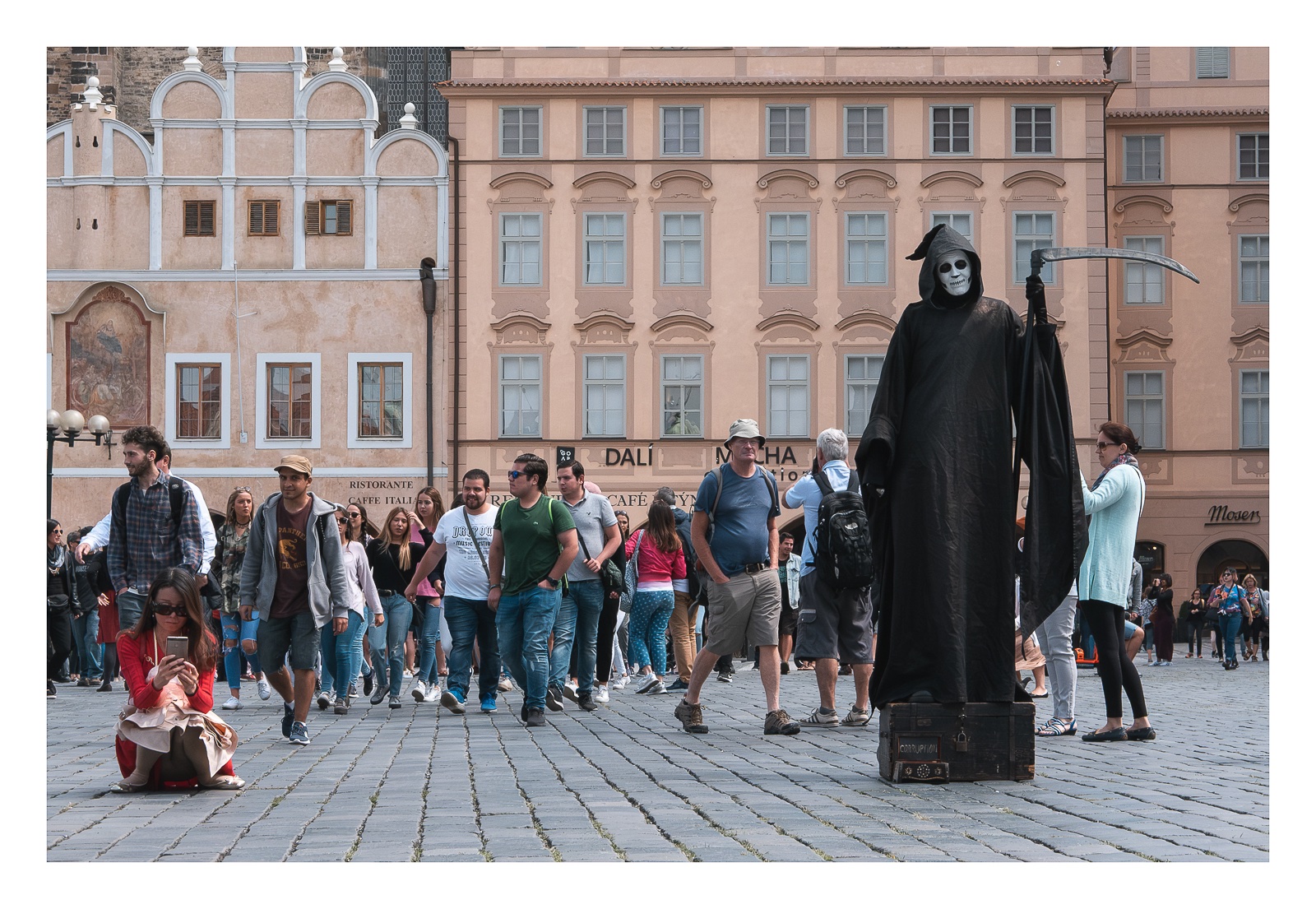 fotografo-republica-checa-praga-mujer-asiatica-la-muerte-publico-turista.jpg