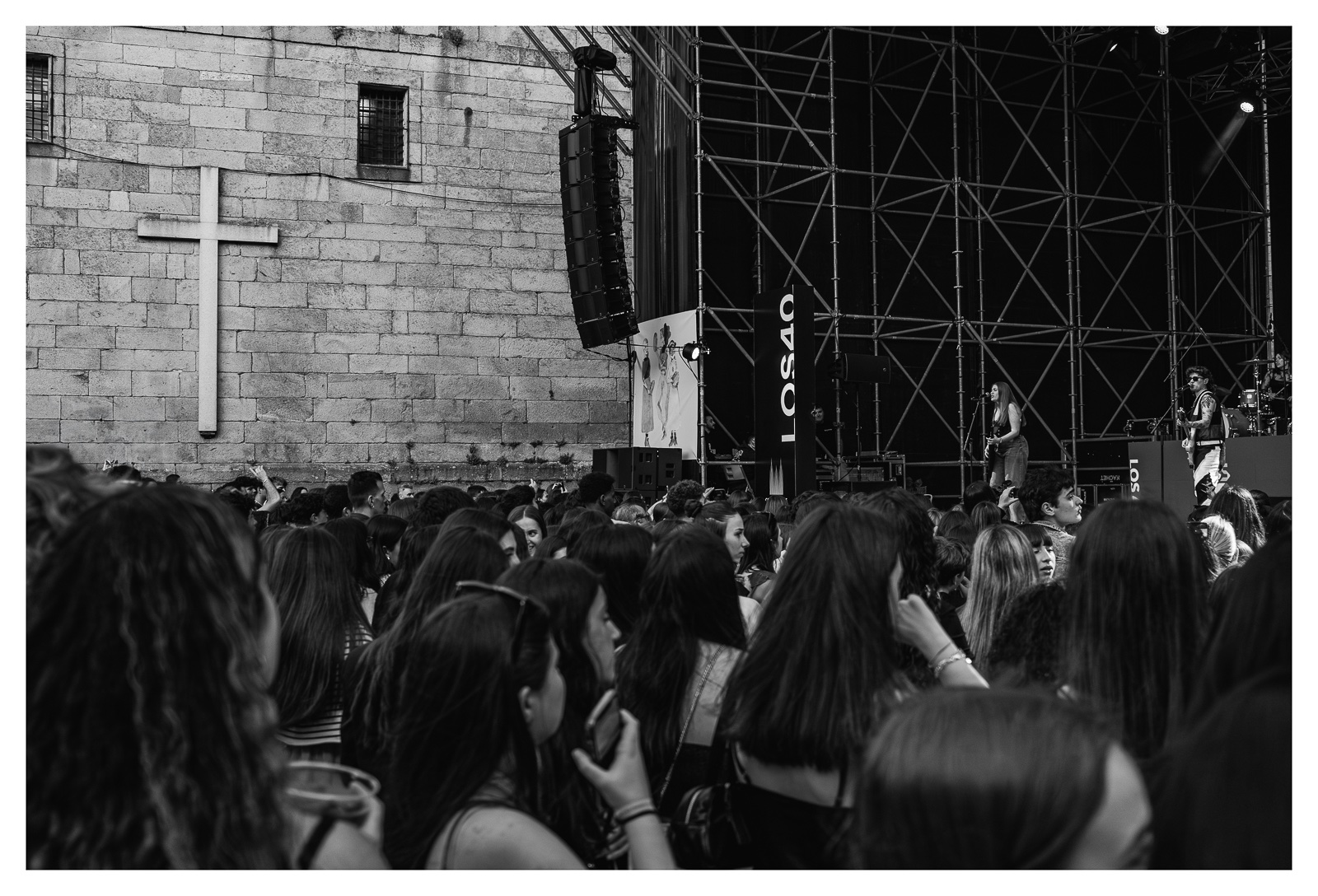 fotografo-santiago-compostela-plaza-quintana-concierto-multitud-cruz-los-40-blanco-negro.jpg