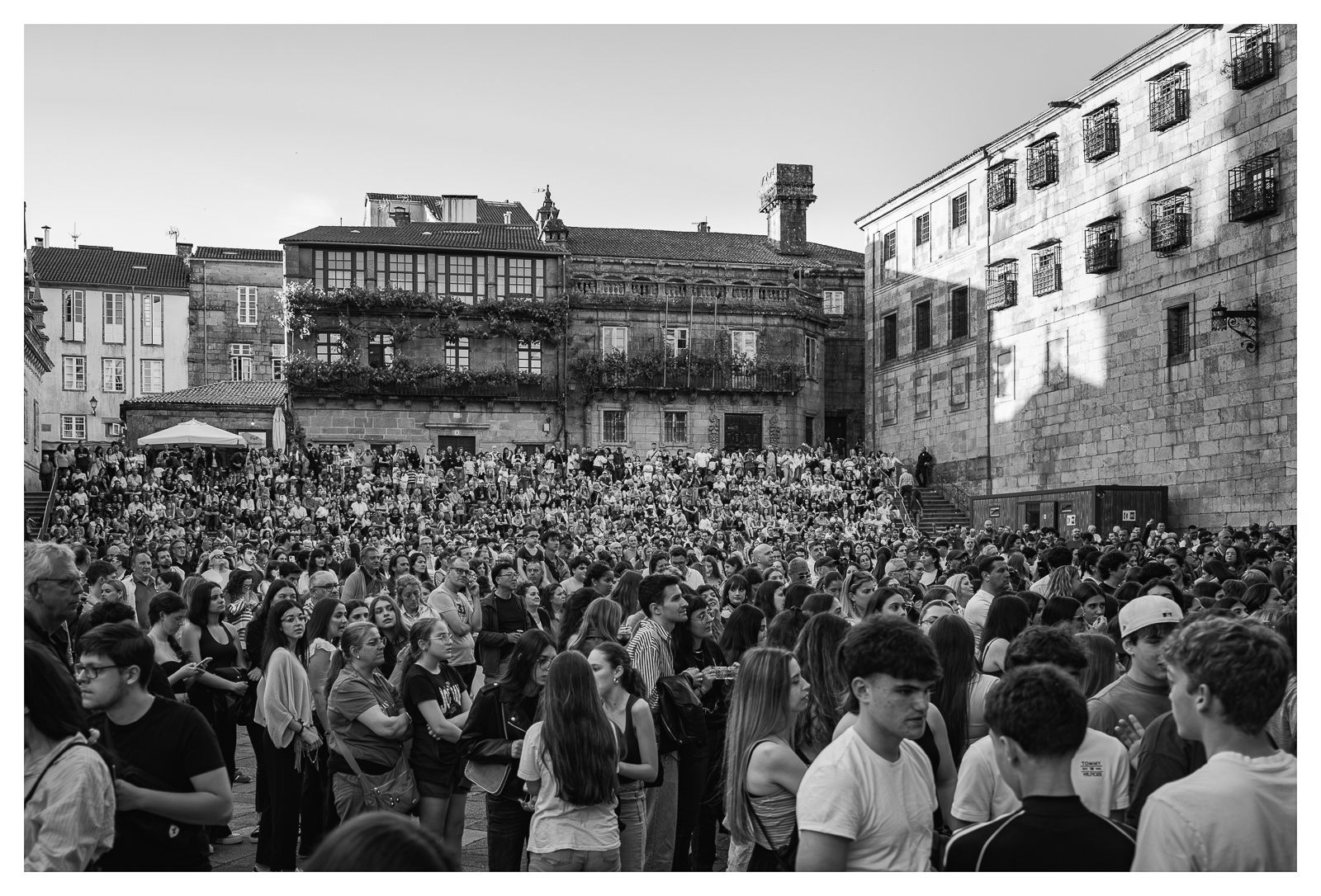 fotografo-santiago-compostela-plaza-quintana-concierto-multitud-los-40-blanco-negro.jpg