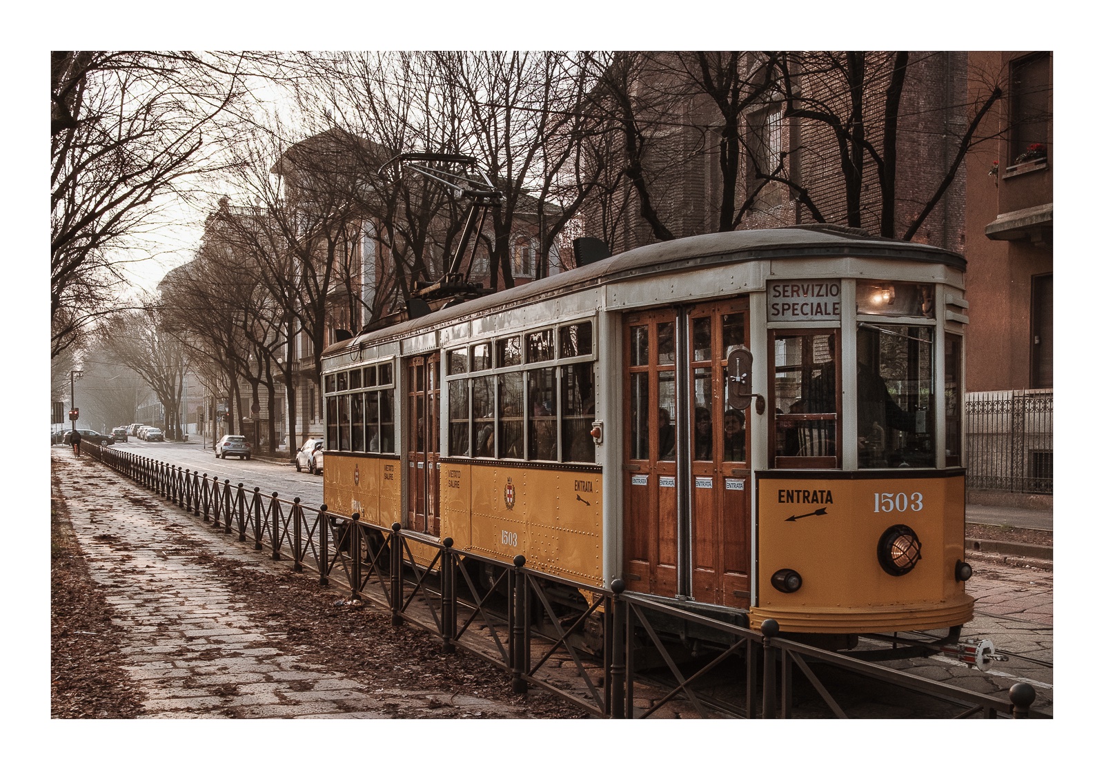 fotografo-tranvia-milano-puertas-madera.JPG