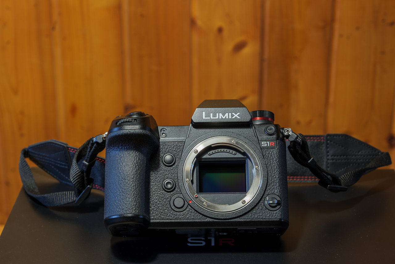 Panasonic-Lumix-S1R-2.jpg