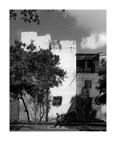 fotografo-gran-canaria-callejeando-persona-hombre-caminando-pendiente-arbol-ventana-blanco-negro.JPG