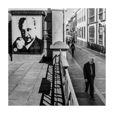 fotografo-gran-canaria-callejeando-personas-barandilla-acero-alfredo-kraus.JPG