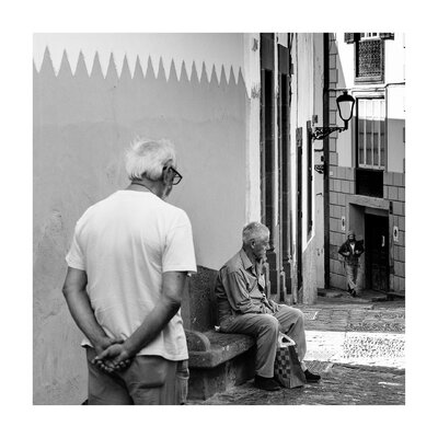 fotografo-gran-canaria-callejeando-personas-banco-asiento-piedra-blanco-negro.JPG