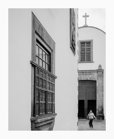 fotografo-gran-canaria-callejeando-mujer-iglesia-cruz-blanco-negro.JPG