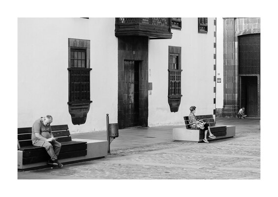 fotografo-gran-canaria-callejeando-personas-anciana-ventana-puerta-madera-banco-papelera-blanc...JPG