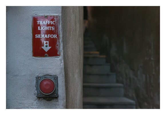 fotografo-republica-checa-praga-calle-estrecha-semaforo-pulsador-rojo-malá-strana.jpg