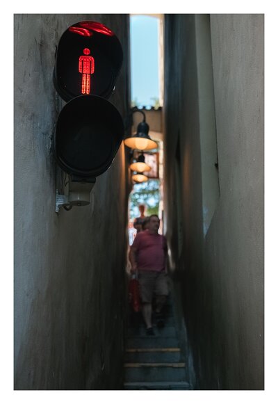 fotografo-republica-checa-praga-calle-estrecha-semaforo-señalizacion-rojo-malá-strana.jpg