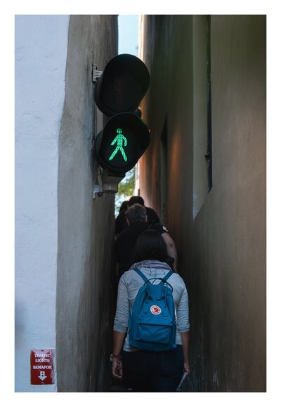 fotografo-republica-checa-praga-calle-estrecha-semaforo-señalizacion-verde-mochila-malá-strana.jpg