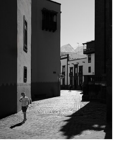 fotografo-niño-adoquin-sombra-blanco-negro-silueta.jpg