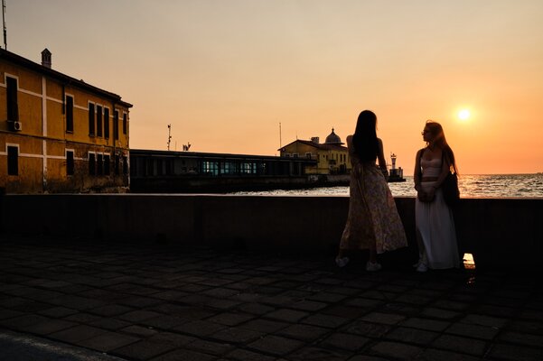 Chicas malecon Esmirna atardecer.jpeg