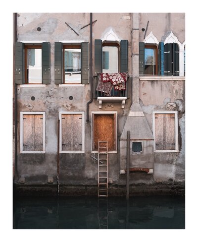fotografo-venecia-fachada-chimenea-piedra-agua-palo-alfombra-balcon-escalera.jpg