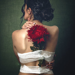 Mujer con flor.jpg