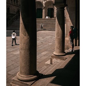 fotografo-gran-canaria-santiago-compostela-columnas-escaleras-personas-sombra.JPG