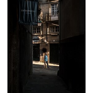 fotografo-gran-canaria-santiago-compostela-pasillo-persona-luz-calida.JPG