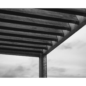 fotografo-estructura-pergola-madera-blanco-negro.JPG