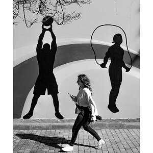 fotografo-gran-canaria-callejeando-chica-movil-dibujo-pared-blanco-negro.JPG