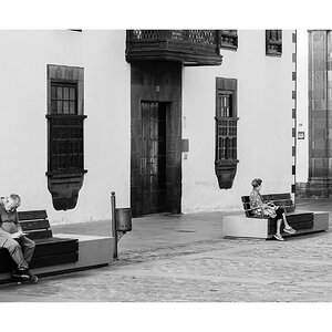 fotografo-gran-canaria-callejeando-personas-anciana-ventana-puerta-madera-banco-papelera-blanc...JPG