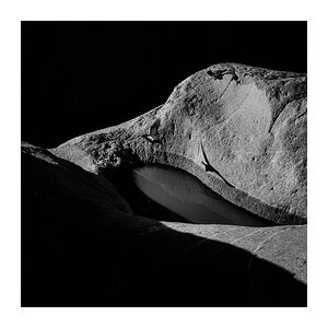 fotografo-roca-agua-palomas-sombra-blanco-negro.jpg