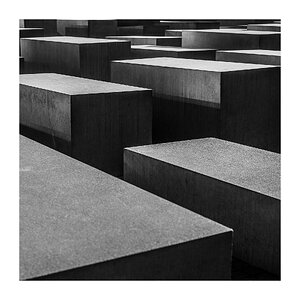 fotografo-berlin-monumento-holocausto-bloques-hormigon-blanco-negro.jpg
