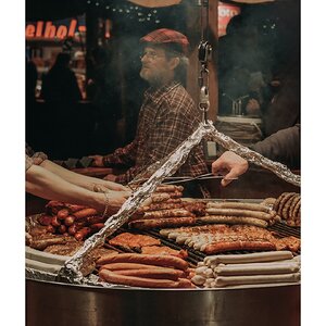 fotografo-berlin-catering-personas-carne-salchicha-asador-soporte.jpg