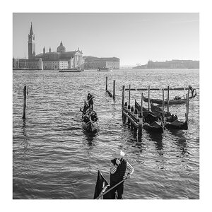 fotografo-italia-venecia-san-giorgio-maggiore-gondola-gondolero-personas-gaviota-barcos-blanco...jpg