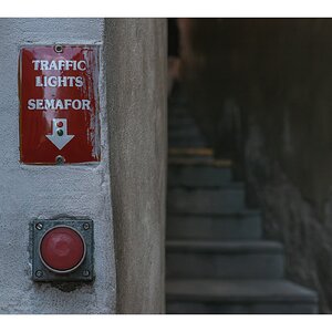 fotografo-republica-checa-praga-calle-estrecha-semaforo-pulsador-rojo-malá-strana.jpg