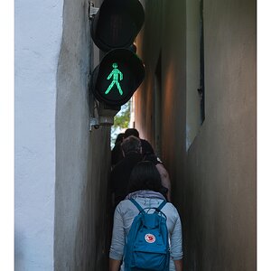 fotografo-republica-checa-praga-calle-estrecha-semaforo-señalizacion-verde-mochila-malá-strana.jpg