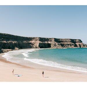 fotografo-fuerteventura-playa-puertito-de-los-molinos-pareja-arena-mar-montaña.jpg