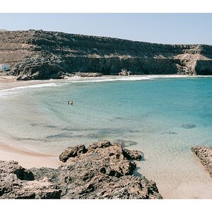 fotografo-fuerteventura-playa-puertito-de-los-molinos-pareja-arena-mar-montaña-casa.jpg