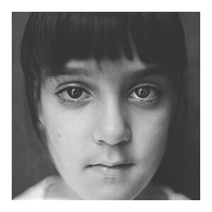fotografo-retrato-persona-niña-morena-blanco-negro.jpg