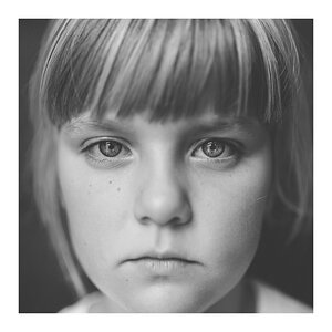 fotografo-retrato-persona-niña-rubia-blanco-negro.jpg