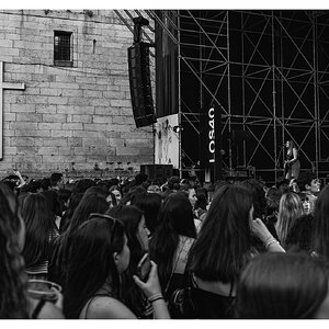 fotografo-santiago-compostela-plaza-quintana-concierto-multitud-cruz-los-40-blanco-negro.jpg