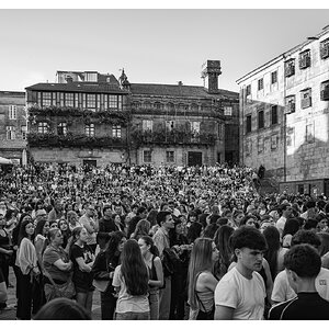 fotografo-santiago-compostela-plaza-quintana-concierto-multitud-los-40-blanco-negro.jpg