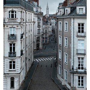 fotografo-francia-nantes-persona-edificios-adoquines-tejado.jpg