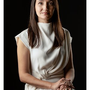 fotografo-gran-canaria-retrato-persona-mujer-anillos-fondo-negro-luz-estudio.jpg