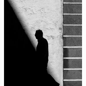 fotografo-silueta-persona-pared-blanca-sombra-blanco-negro.jpg